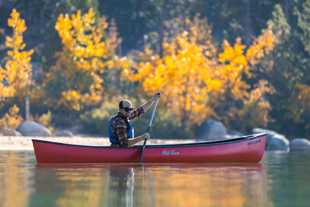 a small boat in a body of water